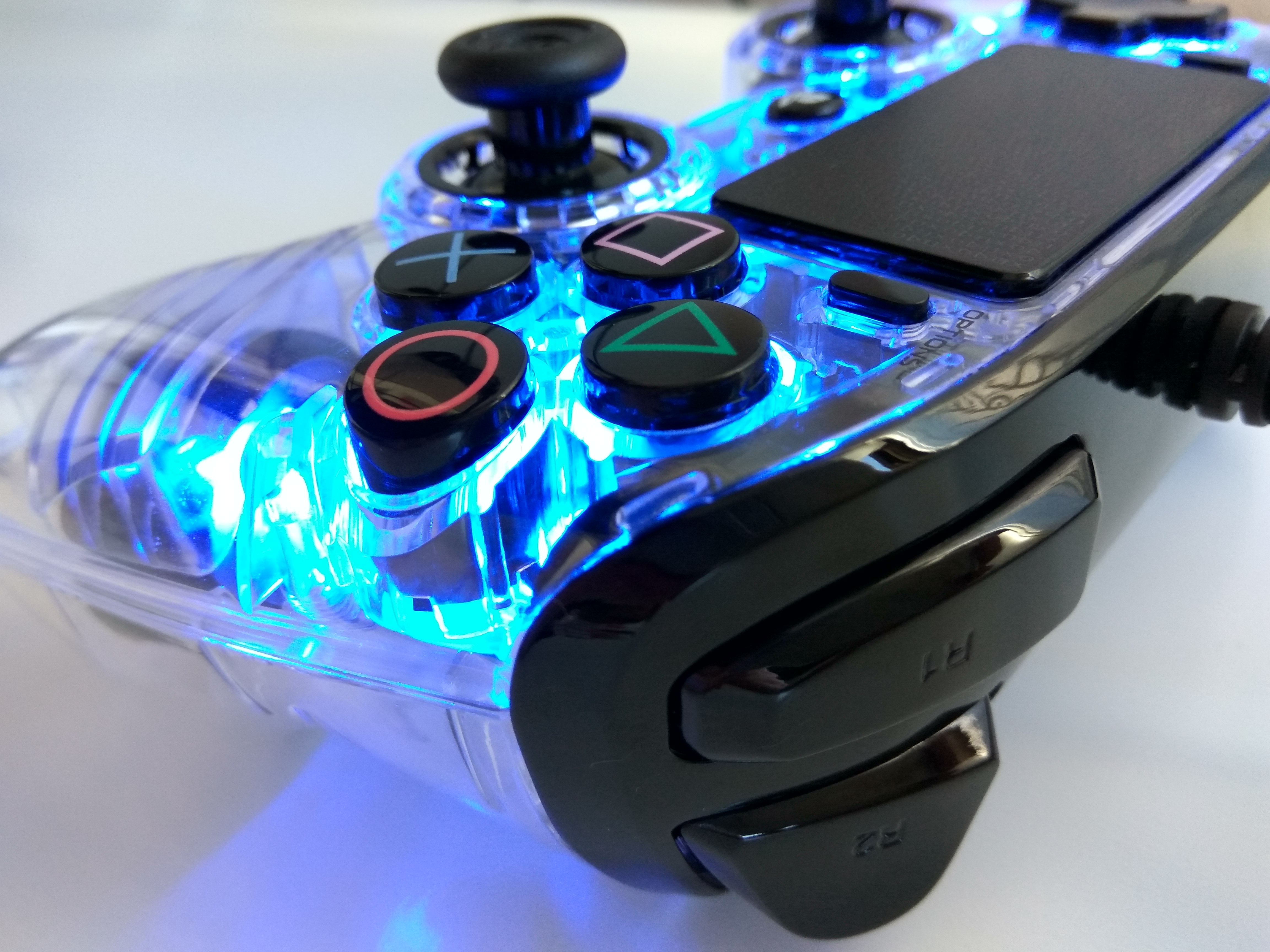 Mando Nacon Con Cable y Luz Azul - Licencia Oficial Sony. Playstation 4