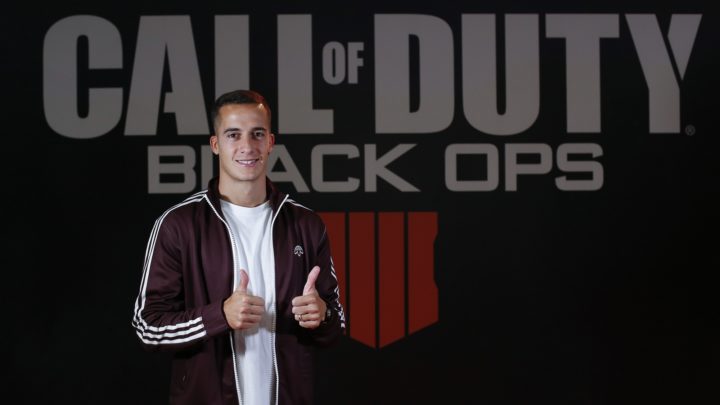 El futbolista Lucas Vázquez se divierte en Madrid Games Week 2018 con Call of Duty: Black Ops 4