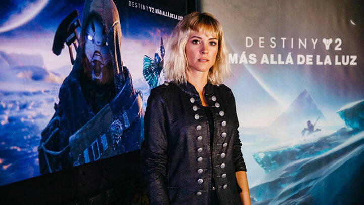 La actriz Maggie Civantos interpretará a «La Desconocida» en Destiny 2: Más allá de la luz